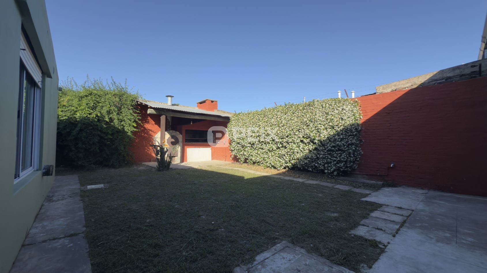 CASA LUMINOSA CON PATIO VERDE