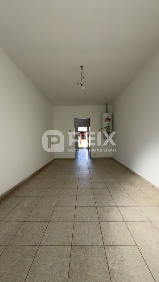 CASA LUMINOSA CON PATIO VERDE