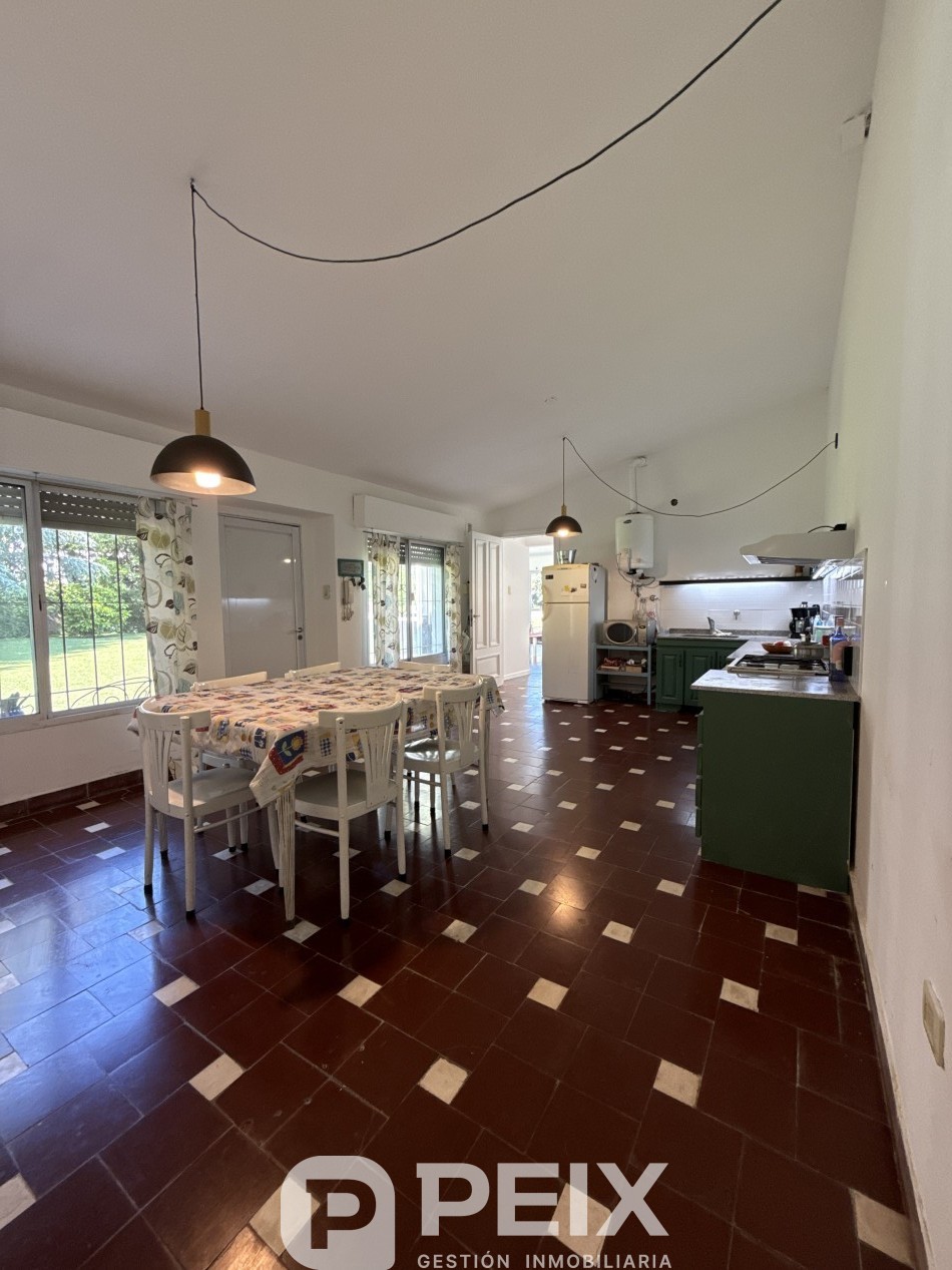 CASA QUINTA CON GRAN PARQUE ARBOLADO