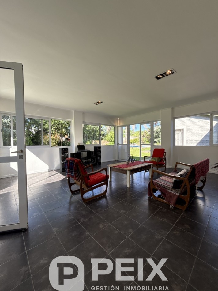 CASA QUINTA CON GRAN PARQUE ARBOLADO