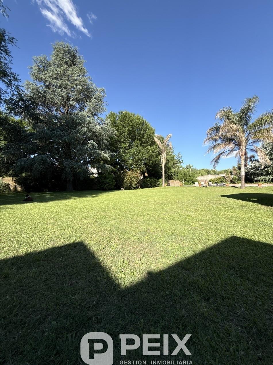 CASA QUINTA CON GRAN PARQUE ARBOLADO