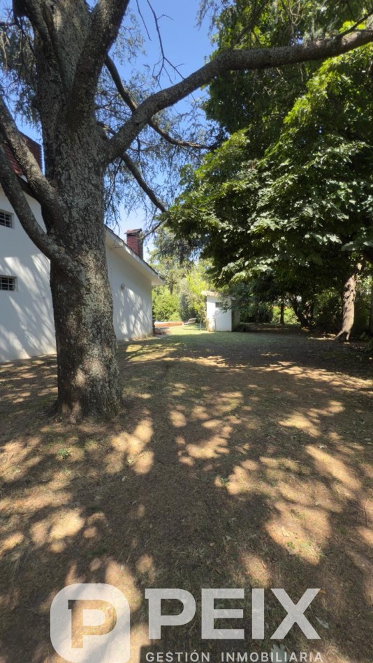 CASA QUINTA SOBRE TRES LOTES