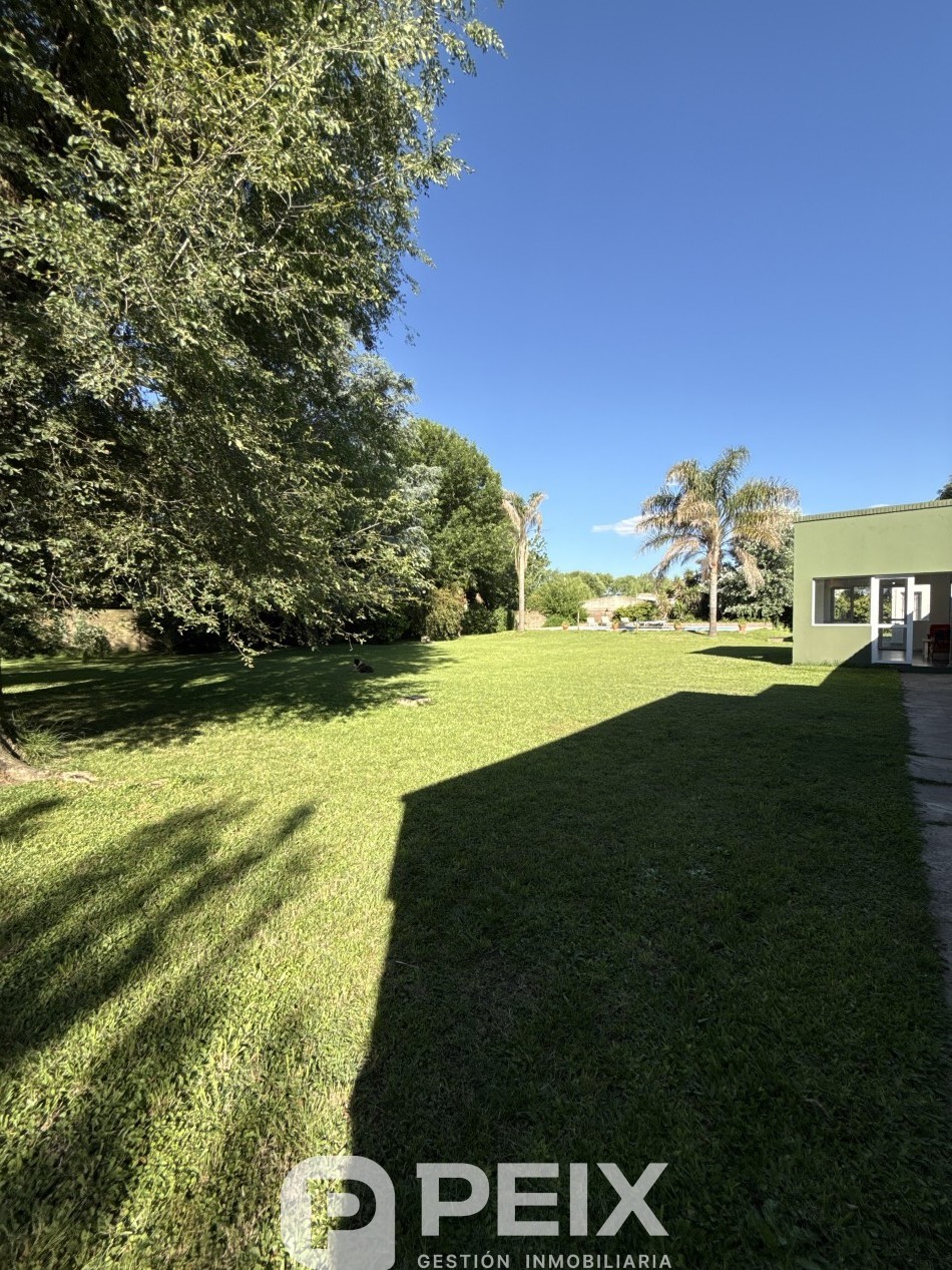 CASA QUINTA CON GRAN PARQUE ARBOLADO