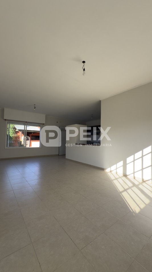 CASA LUMINOSA CON PATIO VERDE