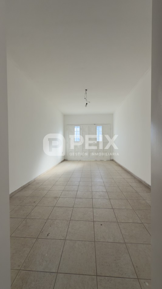 CASA LUMINOSA CON PATIO VERDE