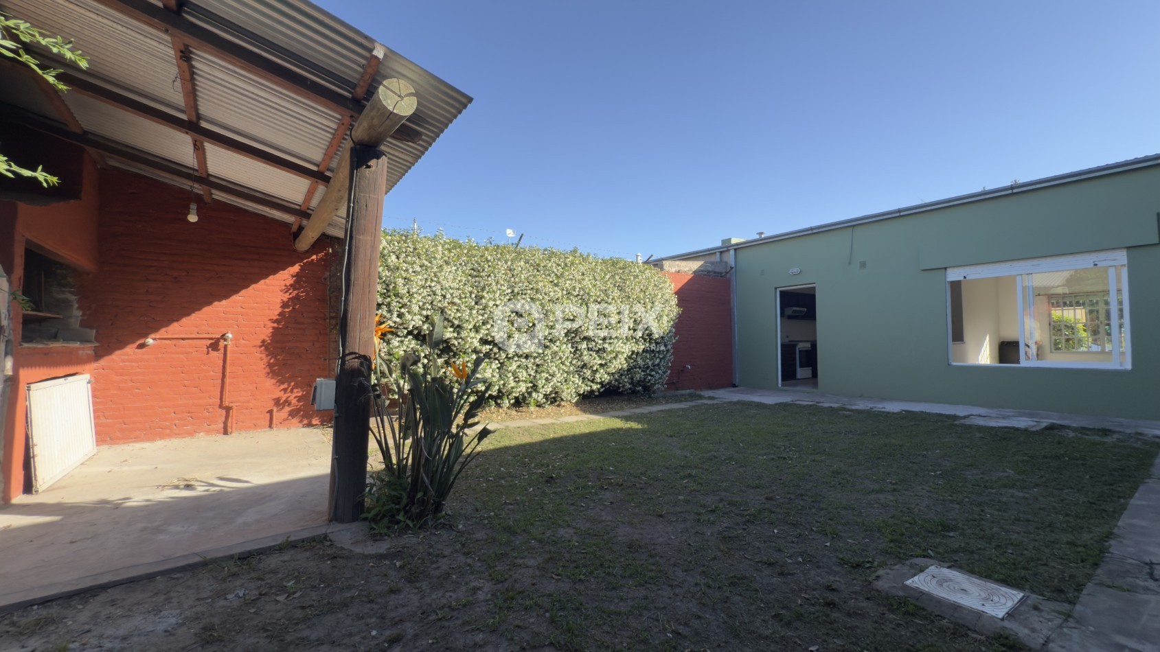 CASA LUMINOSA CON PATIO VERDE