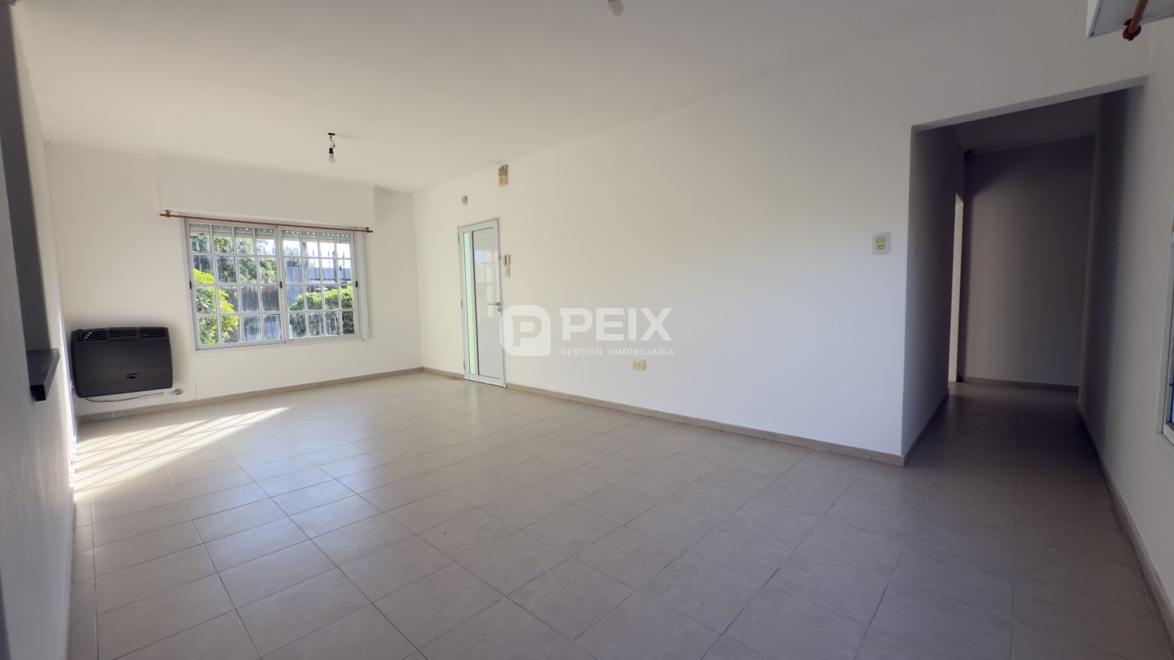 CASA LUMINOSA CON PATIO VERDE