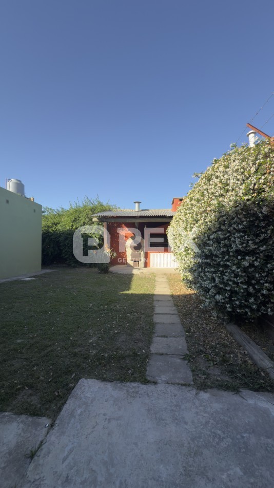 CASA LUMINOSA CON PATIO VERDE