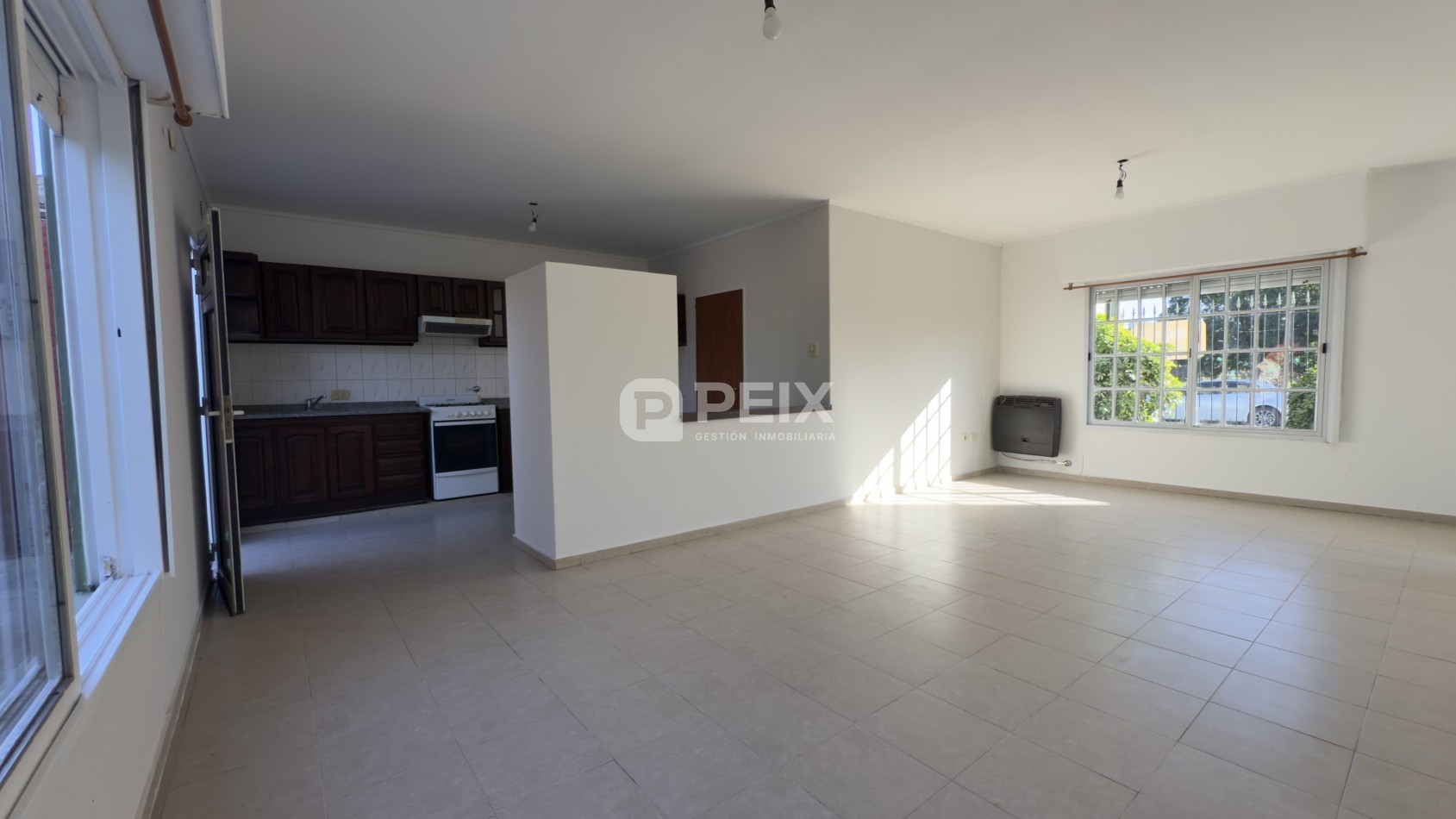 CASA LUMINOSA CON PATIO VERDE