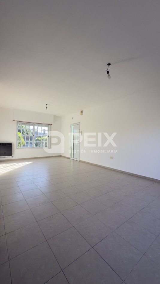 CASA LUMINOSA CON PATIO VERDE