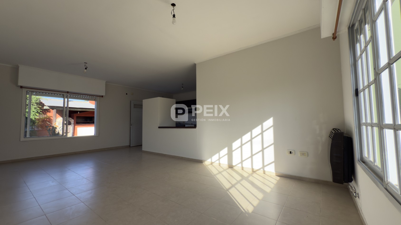 CASA LUMINOSA CON PATIO VERDE