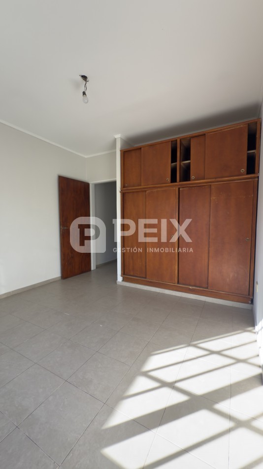 CASA LUMINOSA CON PATIO VERDE