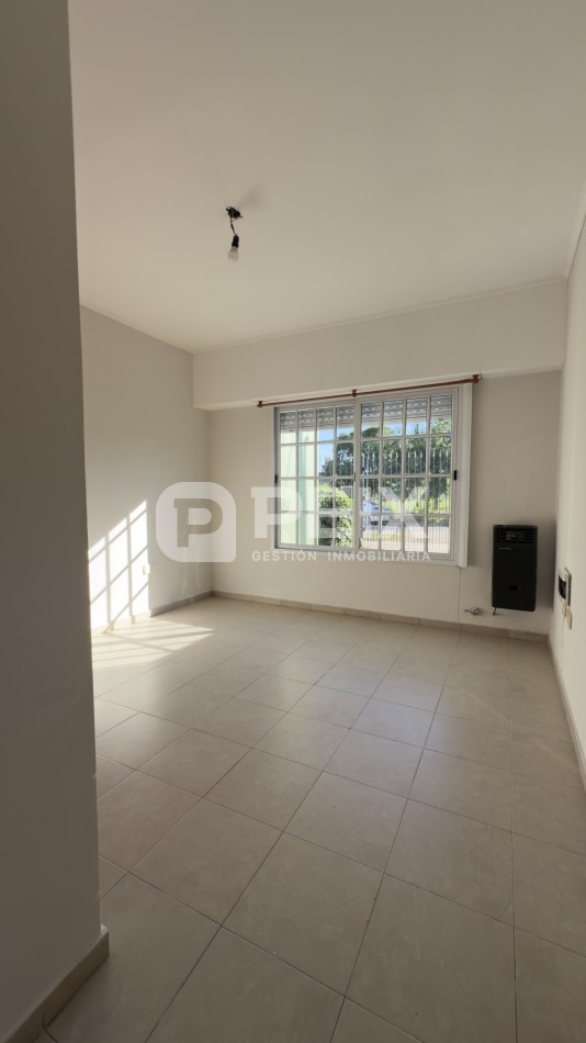 CASA LUMINOSA CON PATIO VERDE