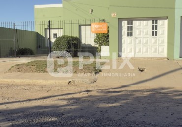 CASA LUMINOSA CON PATIO VERDE